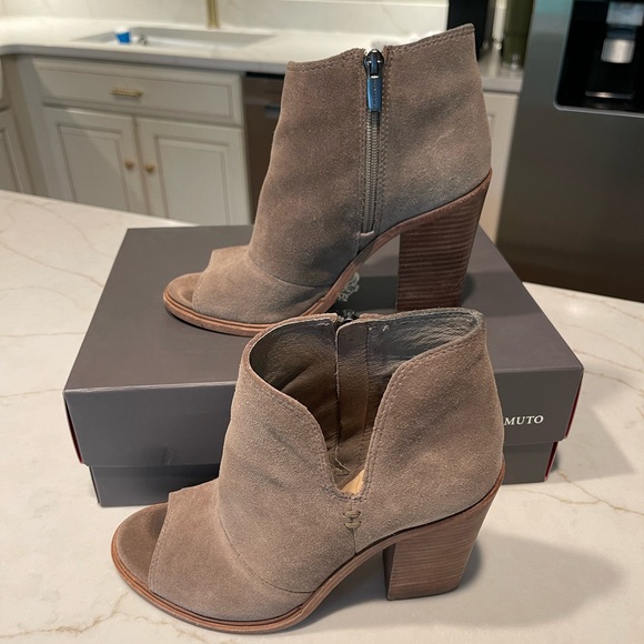 Vince Camuto Katleen Peep Toe Bootie - Picture 5 of 9